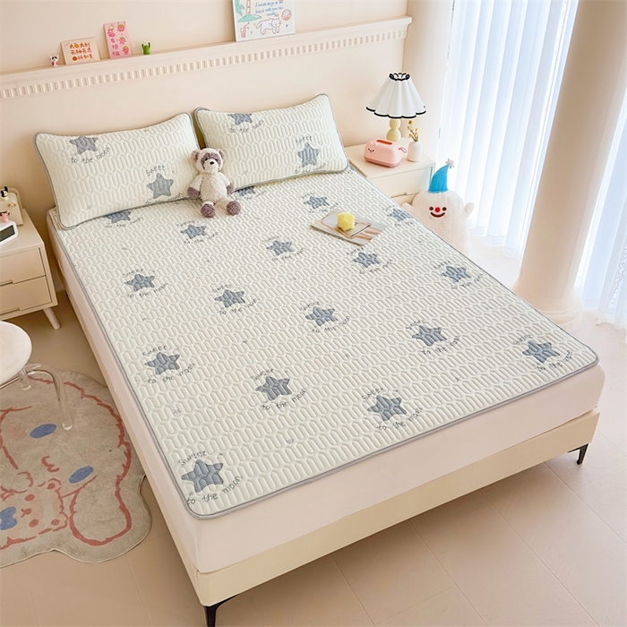 91家纺网 家纺一手货源 找家纺 雯豆2025夏季新品0.4乳胶凉席平铺款三件套凉感丝小清新印花席梦思床罩 乳胶凉席-简约星辰1