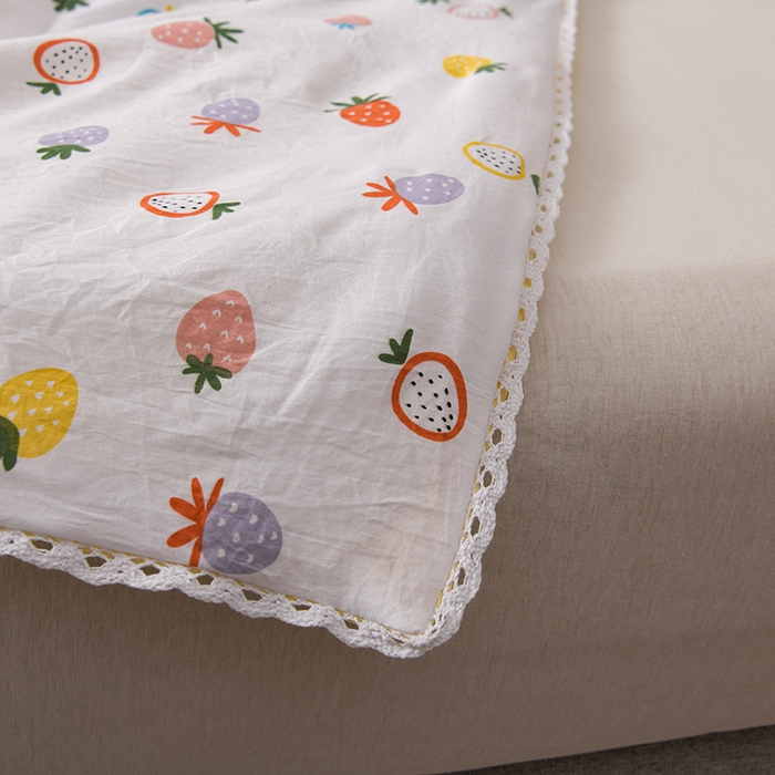 91家纺网 家纺一手货源 找家纺 鑫贝阳 2025新款亲肤水洗棉小花边印花夏被 小草莓