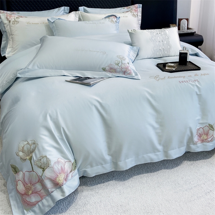 91家纺网 家纺一手货源 找家纺 绒棉世家 2025新款100支贡缎长绒棉刺绣工艺款四件套 花曼-蓝