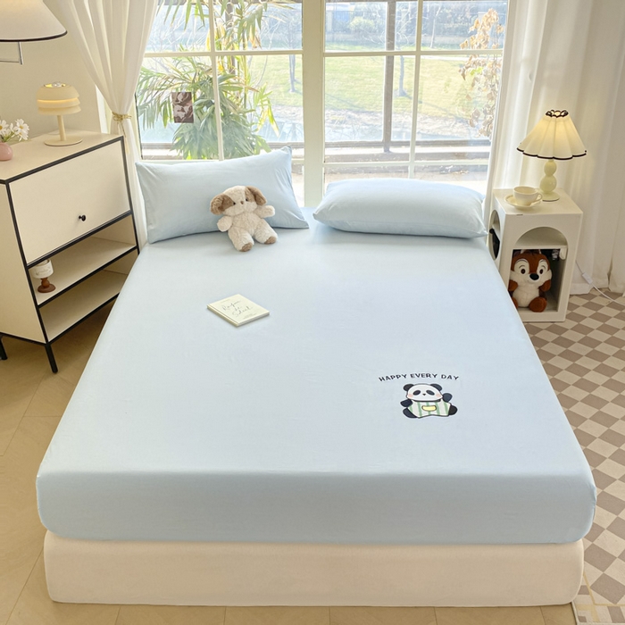 91家纺网 家纺一手货源 找家纺 莱通家纺 2025新款新疆纯色绣花床笠 熊宝-浅蓝