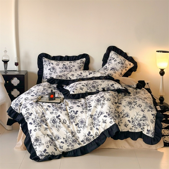 91家纺网 家纺一手货源 找家纺 一左一右2025春夏新款数码印花法式复古花边磨毛水洗棉四件套 安纳西-蓝