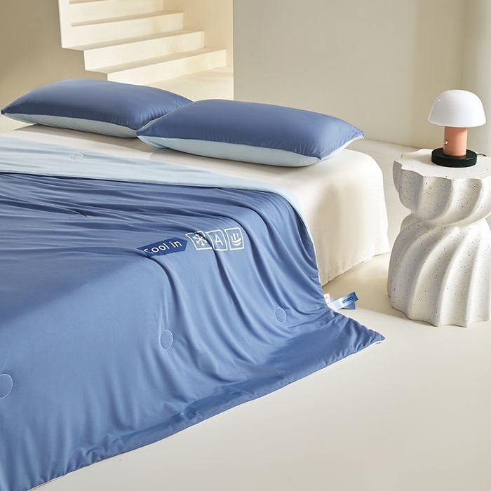 91家纺网 家纺一手货源 找家纺 金爱家2025新款A类高品质冰冰凉雪花冰感凉皮双面加倍透气孔氨纶凉感夏被 冰感凉皮-深蓝海盐（加倍透气）