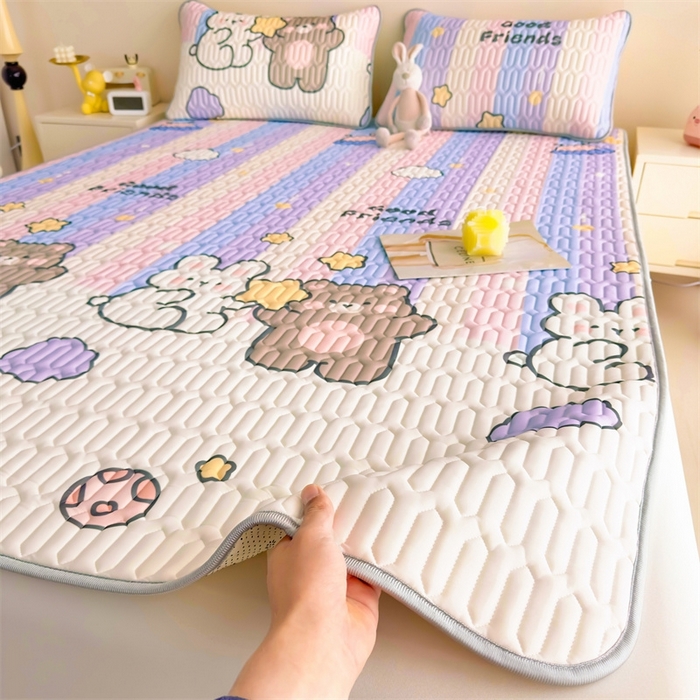 91家纺网 家纺一手货源 找家纺 雯豆2025夏季新品0.4乳胶凉席平铺款三件套凉感丝小清新印花席梦思床罩 乳胶凉席-流星飞碟