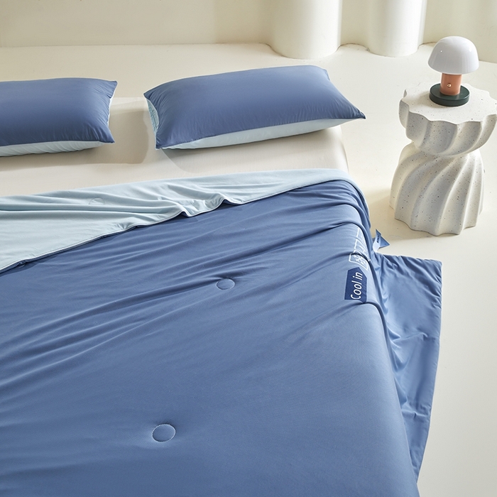 91家纺网 家纺一手货源 找家纺 金爱家2025新款A类高品质冰冰凉雪花冰感凉皮双面加倍透气孔氨纶凉感夏被 冰感凉皮-深蓝海盐（加倍透气）