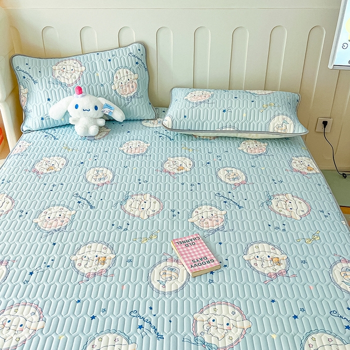 91家纺网 家纺一手货源 找家纺 金爱家2025新款A类三丽鸥高品质可组合凉感丝乳胶席牛奶丝针织棉软糯夏被四件套 乳胶席-蓝甜玉桂狗