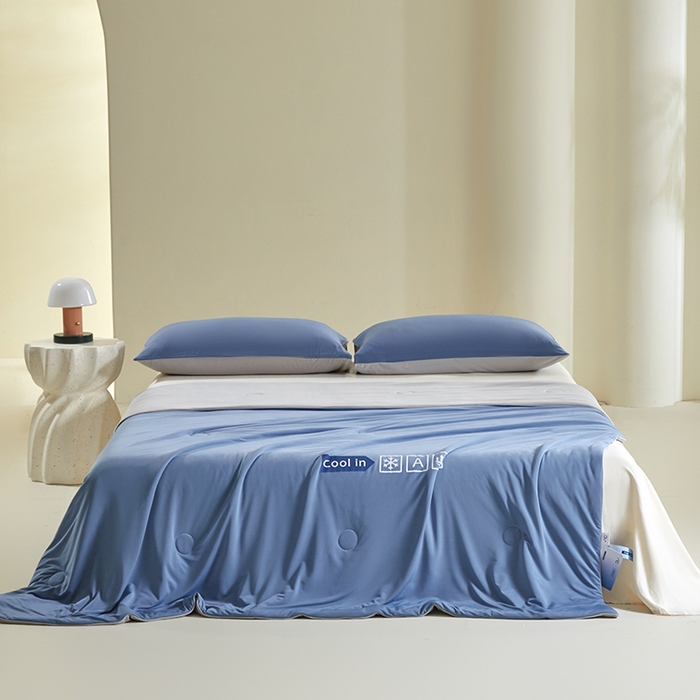 91家纺网 家纺一手货源 找家纺 金爱家2025新款A类高品质冰冰凉雪花冰感凉皮双面加倍透气孔氨纶凉感夏被 冰感凉皮-蓝银灰（加倍透气）