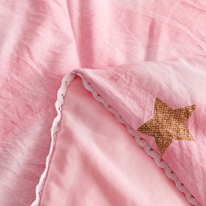 91家纺网 家纺一手货源 找家纺 鑫贝阳 2025新款亲肤水洗棉小花边印花夏被 星空粉