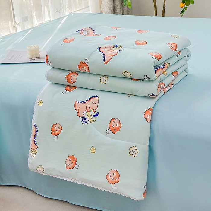 91家纺网 家纺一手货源 找家纺 鑫贝阳 2025新款亲肤水洗棉小花边印花夏被 小恐龙