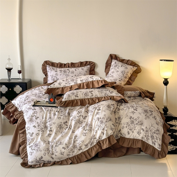 91家纺网 家纺一手货源 找家纺 一左一右2025春夏新款数码印花法式复古花边磨毛水洗棉四件套 安纳西-咖