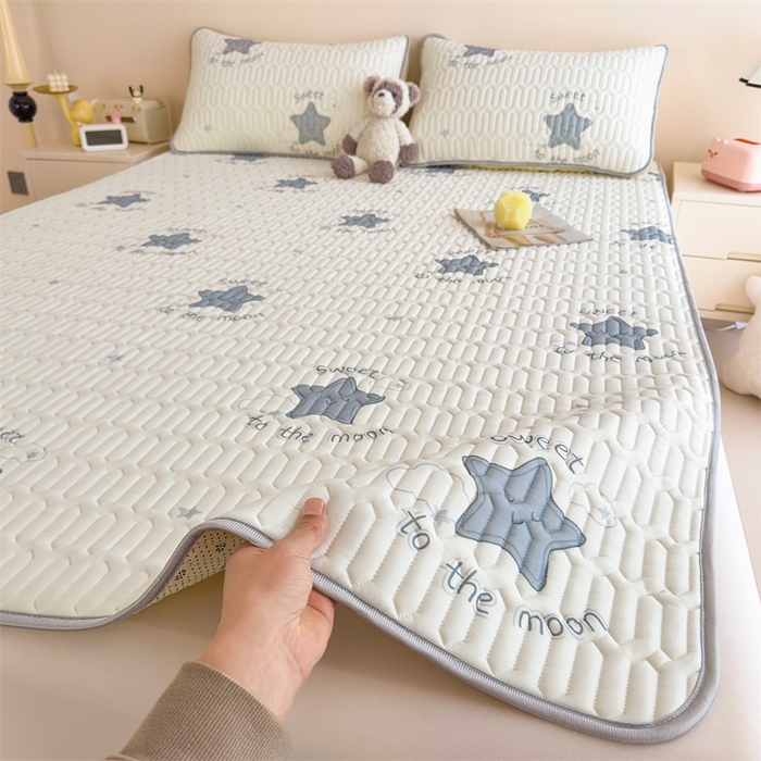 91家纺网 家纺一手货源 找家纺 雯豆2025夏季新品0.4乳胶凉席平铺款三件套凉感丝小清新印花席梦思床罩 乳胶凉席-简约星辰1