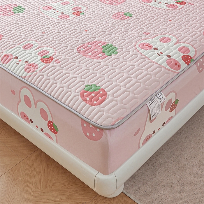 91家纺网 家纺一手货源 找家纺 雯豆2025夏季新品0.4乳胶凉席床笠款三件套凉感丝印花纯色床罩 乳胶床笠-草莓兔1