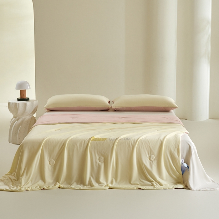 91家纺网 家纺一手货源 找家纺 金爱家2025新款A类高品质冰冰凉雪花冰感凉皮双面加倍透气孔氨纶凉感夏被 冰感凉皮-柠檬草莓（加倍透气）