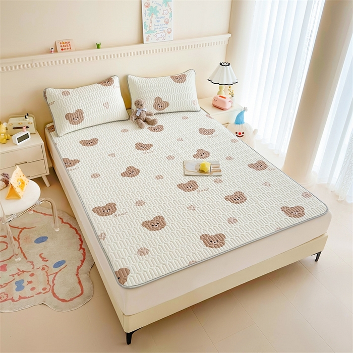 91家纺网 家纺一手货源 找家纺 雯豆2025夏季新品0.4乳胶凉席平铺款三件套凉感丝小清新印花席梦思床罩 乳胶凉席-小熊仔1