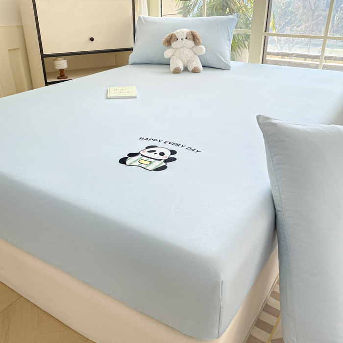 91家纺网 家纺一手货源 找家纺 莱通家纺 2025新款新疆纯色绣花床笠 熊宝-浅蓝