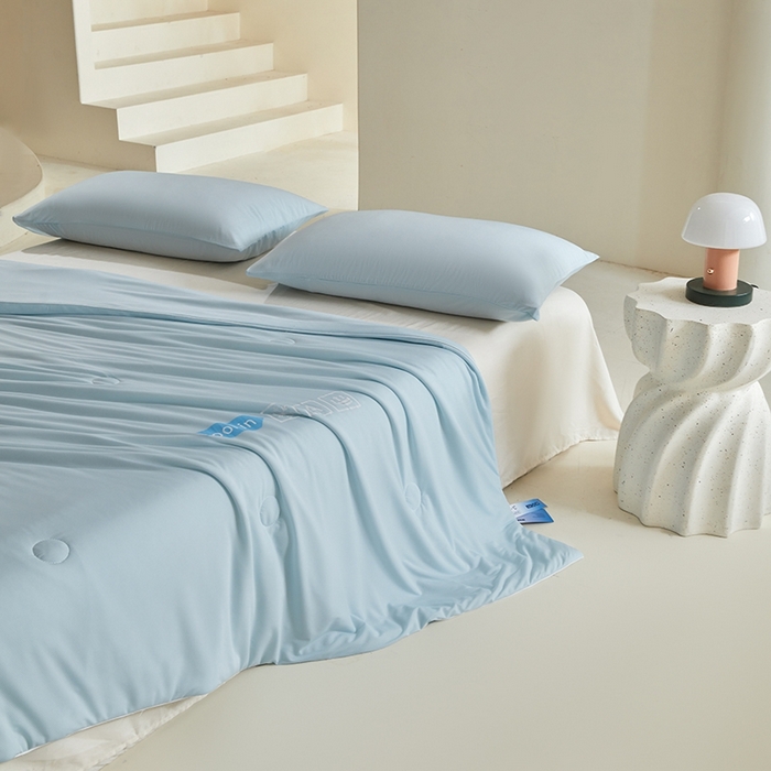 91家纺网 家纺一手货源 找家纺 金爱家2025新款A类高品质冰冰凉雪花冰感凉皮双面加倍透气孔氨纶凉感夏被 冰感凉皮-清新蓝（加倍透气）