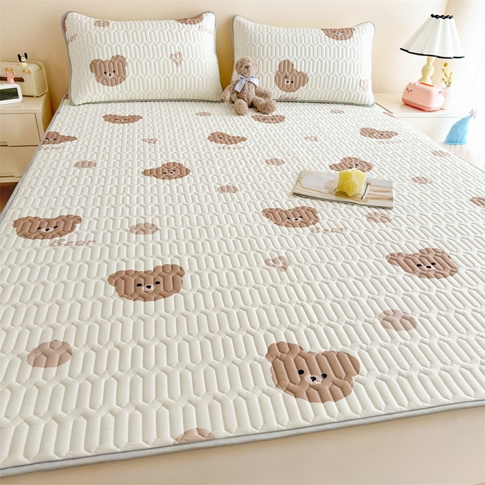 91家纺网 家纺一手货源 找家纺 雯豆2025夏季新品0.4乳胶凉席平铺款三件套凉感丝小清新印花席梦思床罩 乳胶凉席-小熊仔1