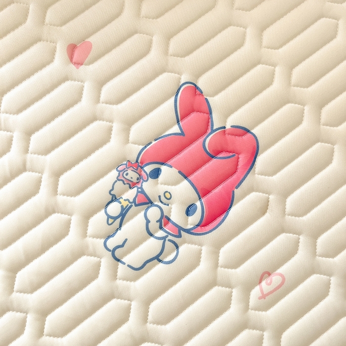 91家纺网 家纺一手货源 找家纺 金爱家2025新款A类三丽鸥高品质可组合凉感丝乳胶席牛奶丝针织棉软糯夏被四件套 乳胶席-草莓甜筒美乐蒂