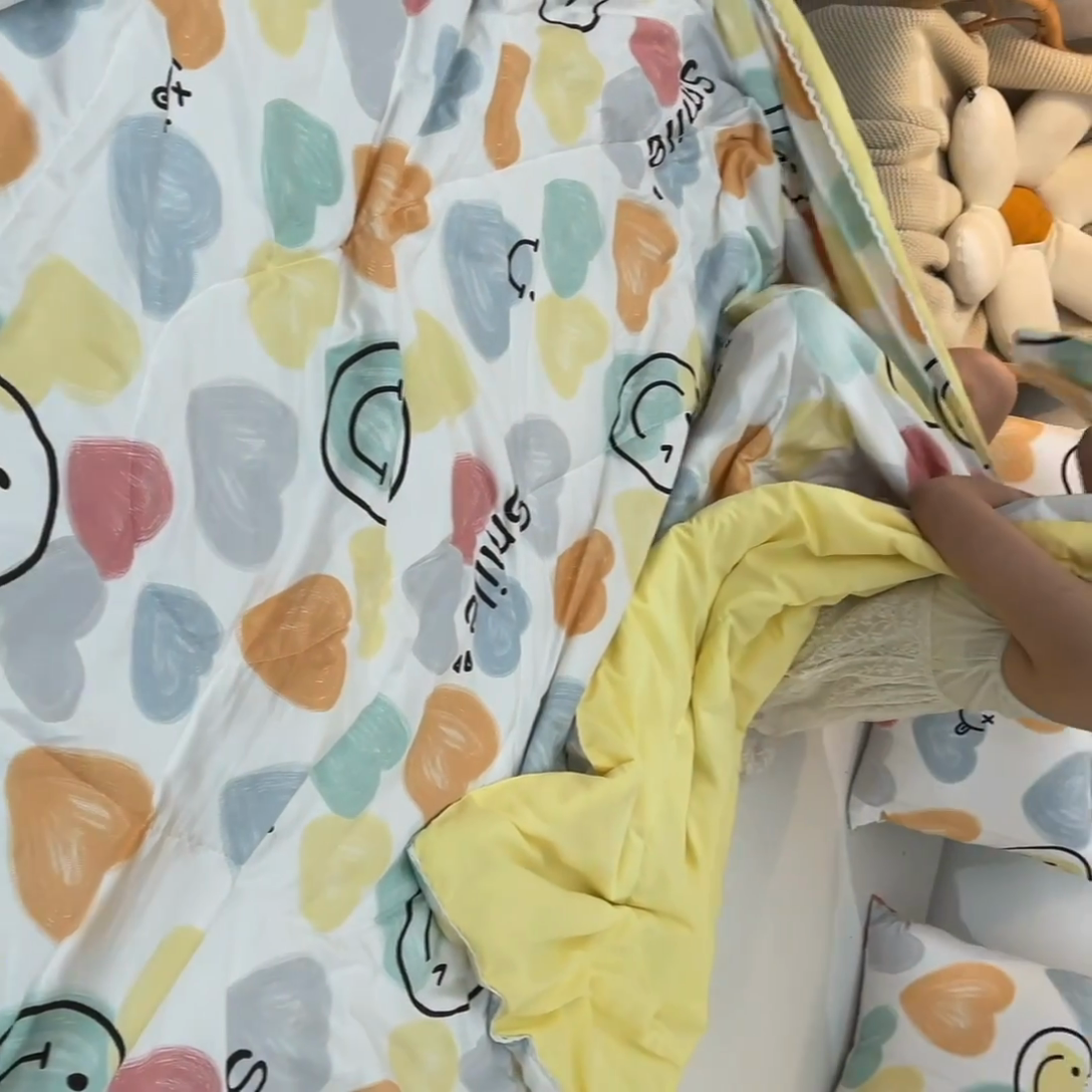 91家纺网 家纺一手货源 找家纺 鑫贝阳 2025新款亲肤水洗棉小花边印花夏被 爱心笑脸