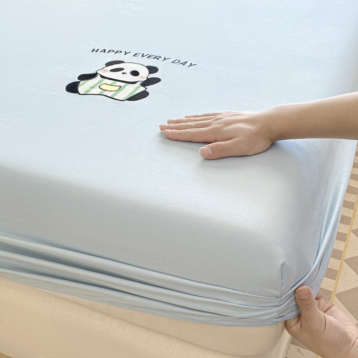 91家纺网 家纺一手货源 找家纺 莱通家纺 2025新款新疆纯色绣花床笠 熊宝-浅蓝