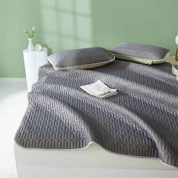 91家纺网 家纺一手货源 找家纺 雯豆2025夏季新品0.4乳胶凉席平铺款三件套凉感丝小清新印花席梦思床罩 乳胶凉席-轻奢灰