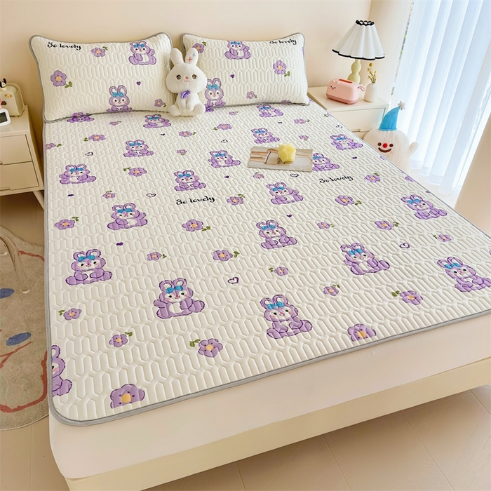 91家纺网 家纺一手货源 找家纺 雯豆2025夏季新品0.4乳胶凉席平铺款三件套凉感丝小清新印花席梦思床罩 乳胶凉席-妮娜兔