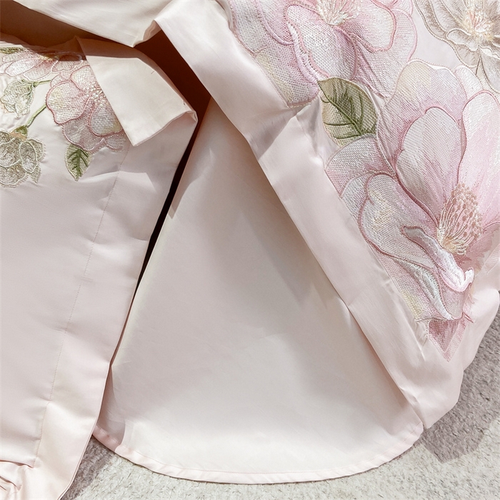 91家纺网 家纺一手货源 找家纺 绒棉世家 2025新款100支贡缎长绒棉刺绣工艺款四件套 花曼-粉