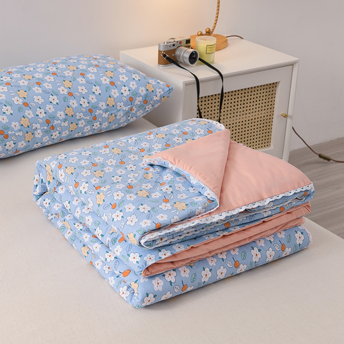 91家纺网 家纺一手货源 找家纺 鑫贝阳 2025新款亲肤水洗棉小花边印花夏被 花海