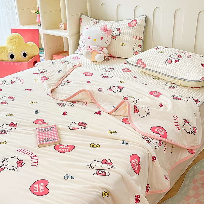 91家纺网 家纺一手货源 找家纺 金爱家2025新款A类三丽鸥高品质可组合凉感丝乳胶席牛奶丝针织棉软糯夏被四件套 乳胶席-心心kitty