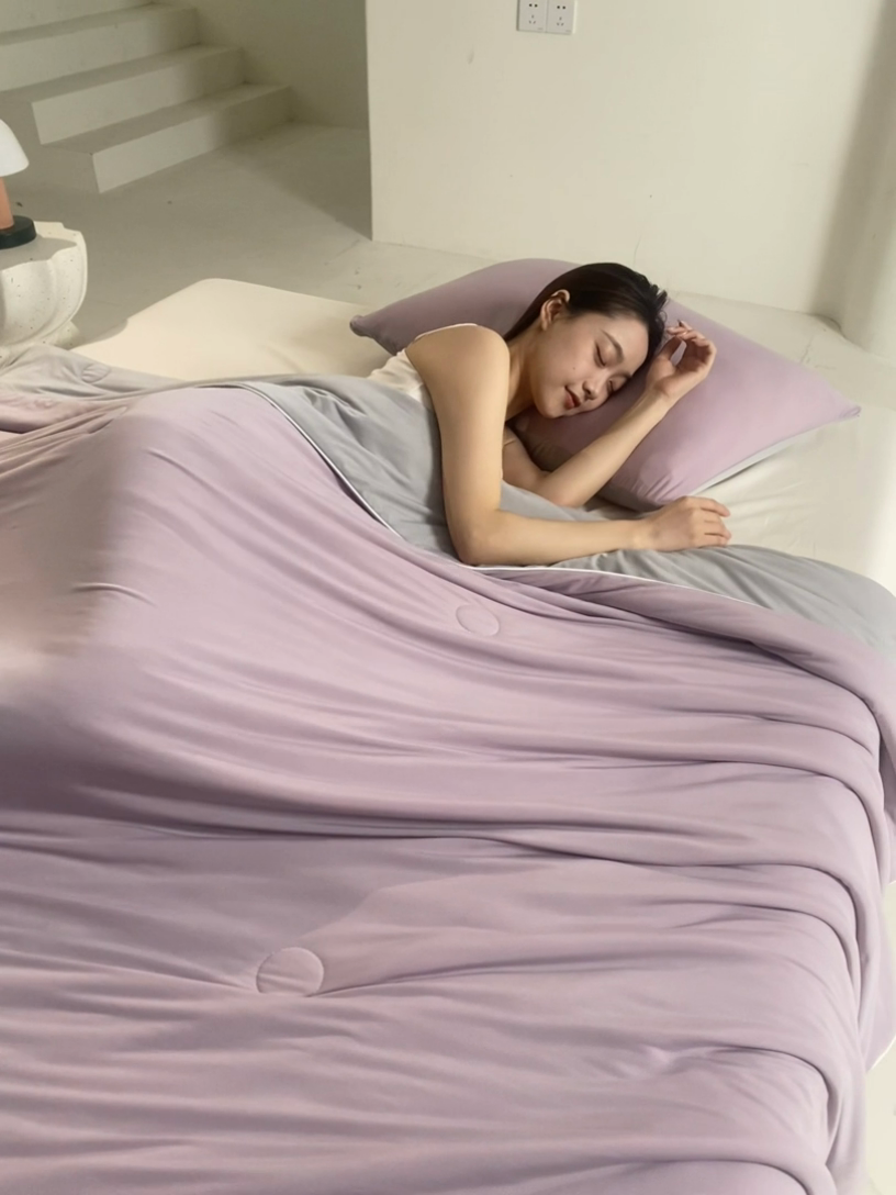 91家纺网 家纺一手货源 找家纺 金爱家2025新款A类高品质冰冰凉雪花冰感凉皮双面加倍透气孔氨纶凉感夏被 冰感凉皮-葡萄奶昔（加倍透气）