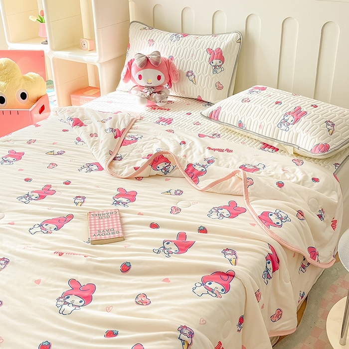 91家纺网 家纺一手货源 找家纺 金爱家2025新款A类三丽鸥高品质可组合凉感丝乳胶席牛奶丝针织棉软糯夏被四件套 乳胶席-草莓甜筒美乐蒂