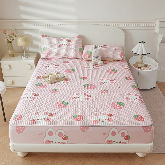 91家纺网 家纺一手货源 找家纺 雯豆2025夏季新品0.4乳胶凉席床笠款三件套凉感丝印花纯色床罩 乳胶床笠-草莓兔1