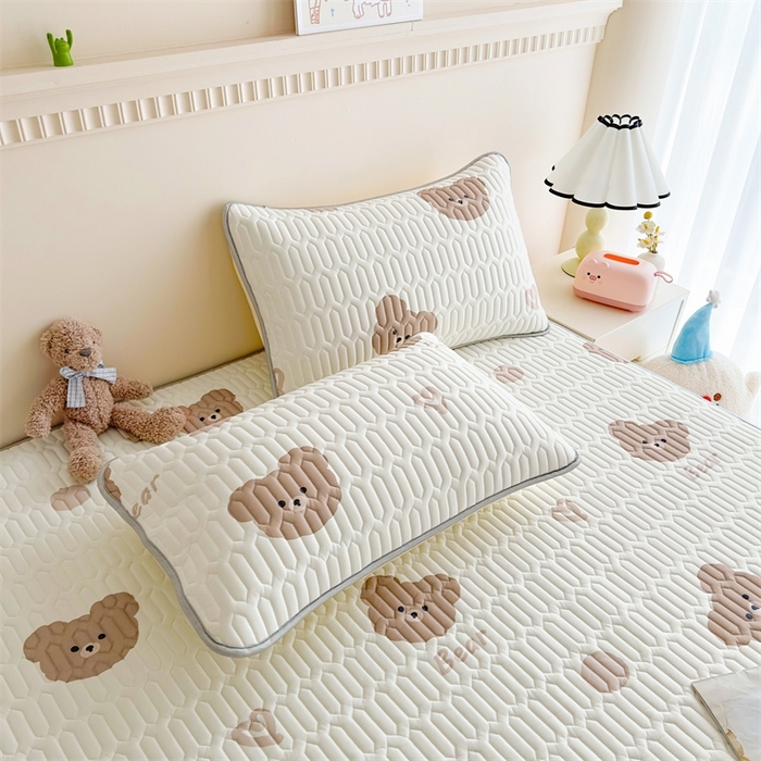 91家纺网 家纺一手货源 找家纺 雯豆2025夏季新品0.4乳胶凉席平铺款三件套凉感丝小清新印花席梦思床罩 乳胶凉席-小熊仔1