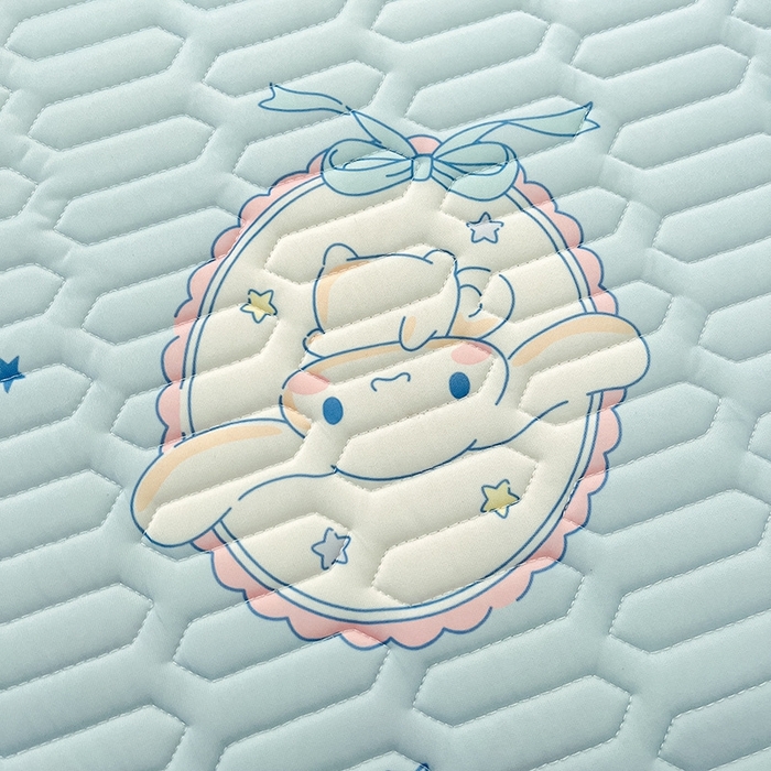 91家纺网 家纺一手货源 找家纺 金爱家2025新款A类三丽鸥高品质可组合凉感丝乳胶席牛奶丝针织棉软糯夏被四件套 乳胶席-蓝甜玉桂狗