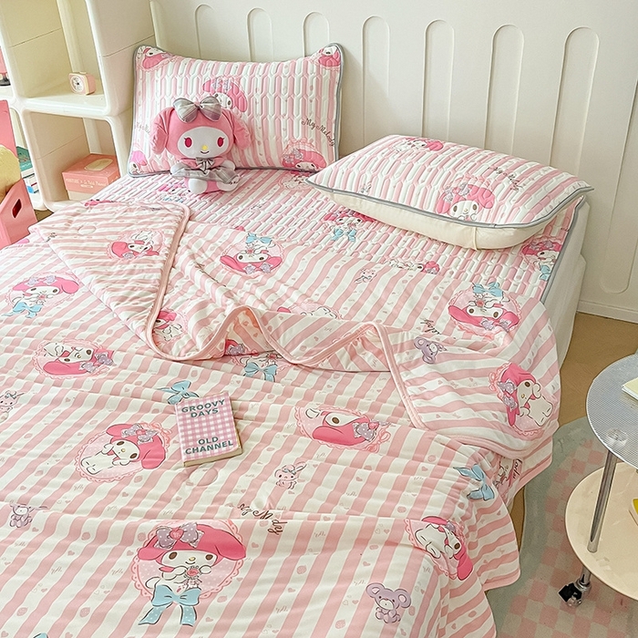 91家纺网 家纺一手货源 找家纺 金爱家2025新款A类三丽鸥高品质可组合凉感丝乳胶席牛奶丝针织棉软糯夏被四件套 乳胶席-粉粉美乐蒂