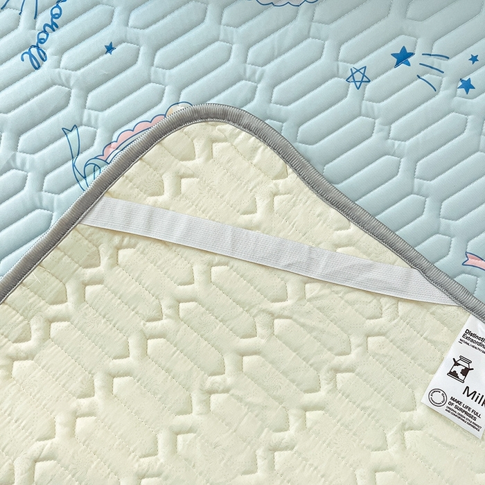 91家纺网 家纺一手货源 找家纺 金爱家2025新款A类三丽鸥高品质可组合凉感丝乳胶席牛奶丝针织棉软糯夏被四件套 乳胶席-蓝甜玉桂狗