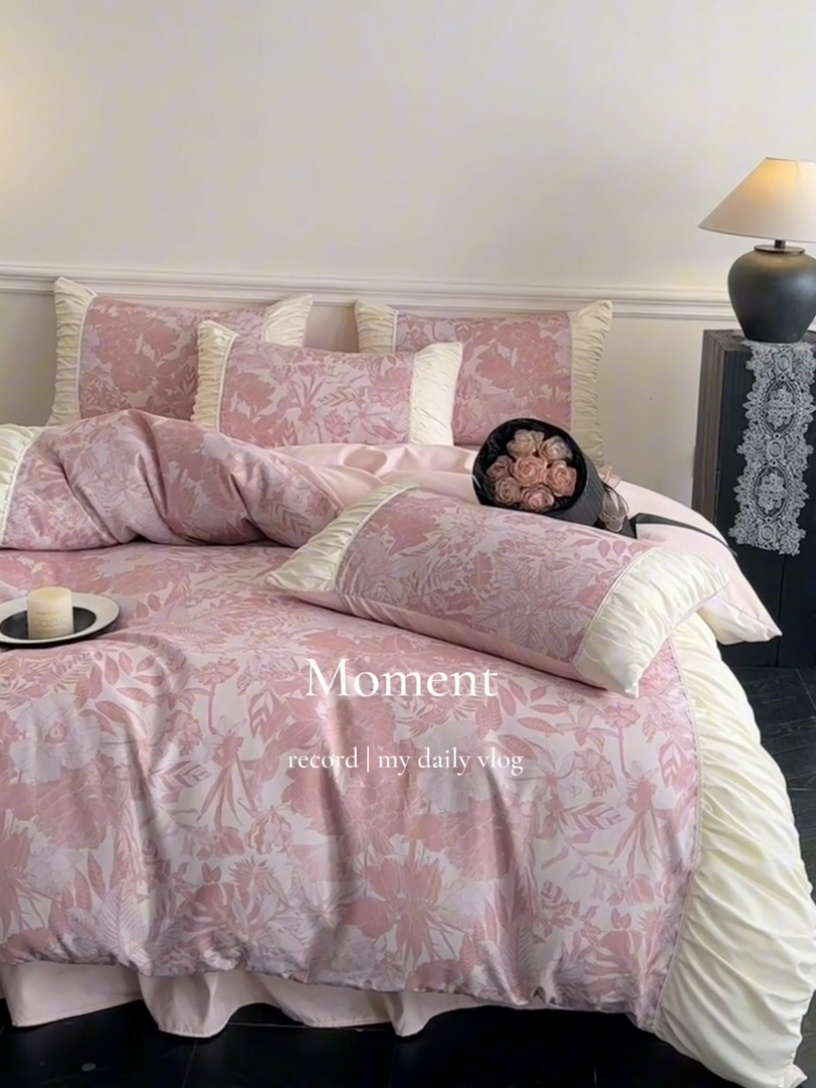 91家纺网 家纺一手货源 找家纺 一左一右2025春夏新款法式少女风数码印花褶皱花边水洗棉磨毛四件套 浪漫少女-粉