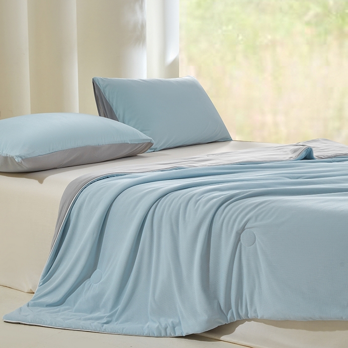 91家纺网 家纺一手货源 找家纺 金爱家2025新款A类高品质冰冰凉雪花冰感凉皮双面加倍透气孔氨纶凉感夏被 冰感凉皮-天蓝灰（加倍透气）