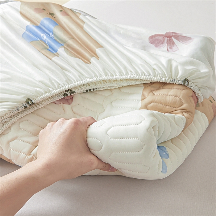 91家纺网 家纺一手货源 找家纺 雯豆2025夏季新品0.4乳胶凉席床笠款三件套凉感丝印花纯色床罩 乳胶床笠-迪卡