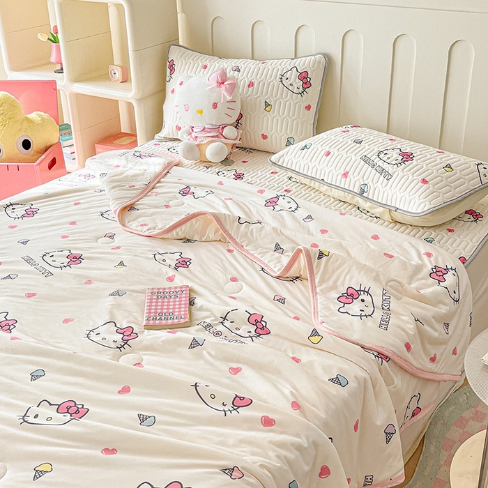 91家纺网 家纺一手货源 找家纺 金爱家2025新款A类三丽鸥高品质可组合凉感丝乳胶席牛奶丝针织棉软糯夏被四件套 乳胶席-甜甜kitty