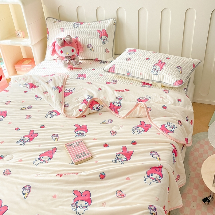 91家纺网 家纺一手货源 找家纺 金爱家2025新款A类三丽鸥高品质可组合凉感丝乳胶席牛奶丝针织棉软糯夏被四件套 乳胶席-草莓甜筒美乐蒂