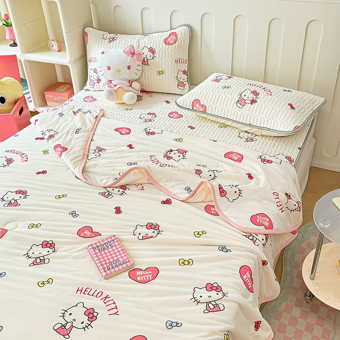 91家纺网 家纺一手货源 找家纺 金爱家2025新款A类三丽鸥高品质可组合凉感丝乳胶席牛奶丝针织棉软糯夏被四件套 乳胶席-心心kitty