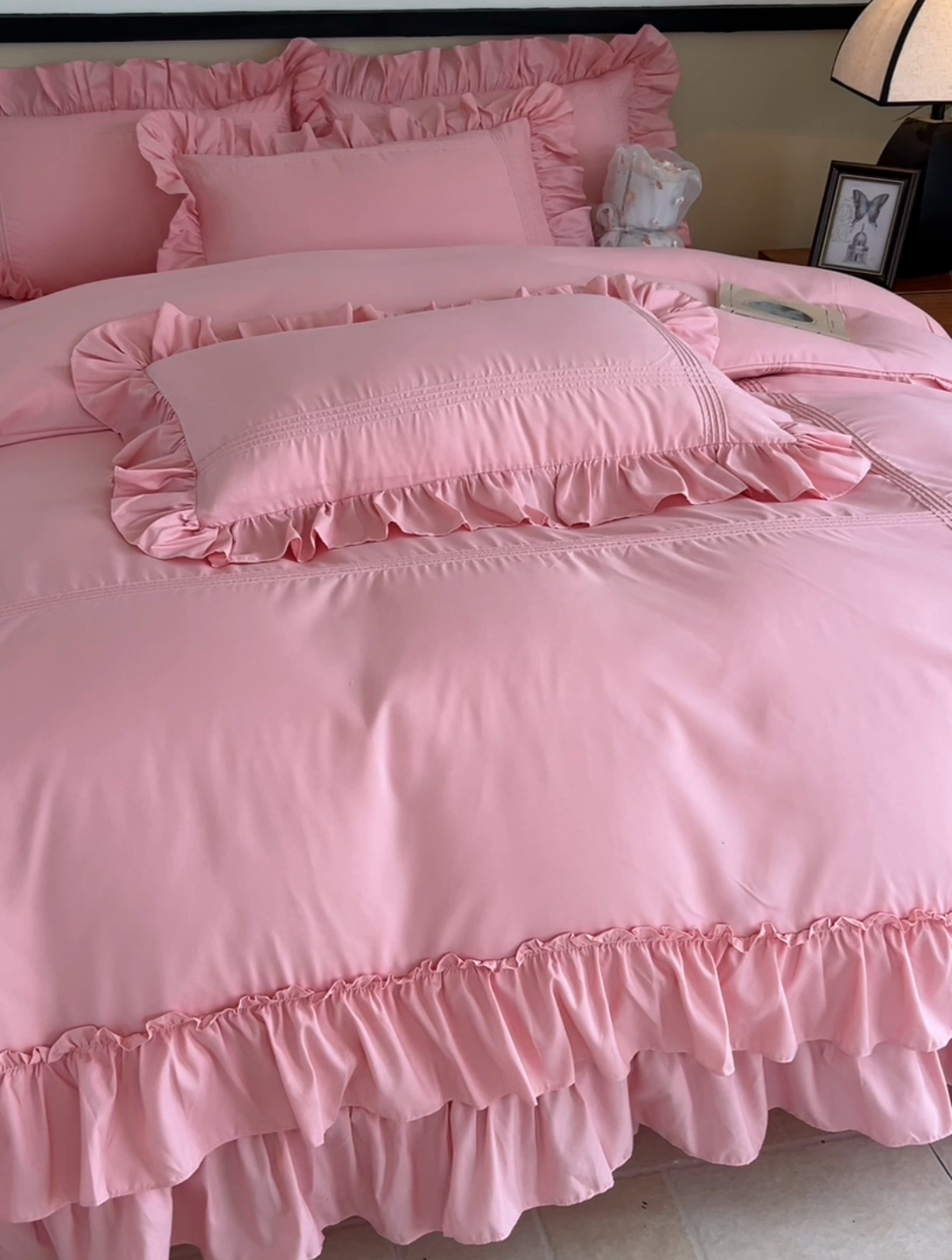 91家纺网 家纺一手货源 找家纺 （总）乐卧家居2026新款法式浪漫经典直条褶边双层荷叶边四件套飘逸系列