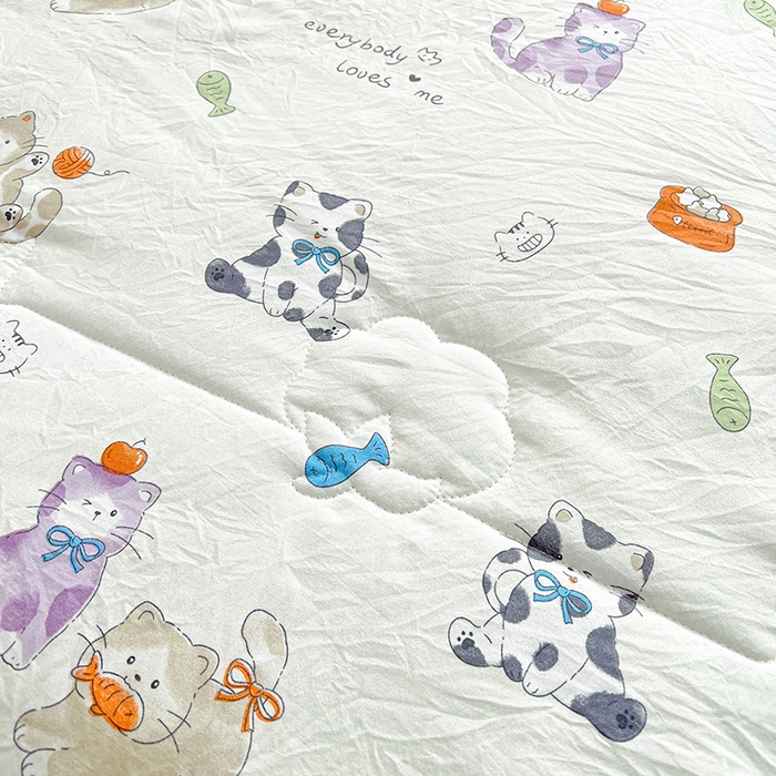 91家纺网 家纺一手货源 找家纺 2025新款A类印花手包边凌香新疆棉花夏被 凌香许愿猫