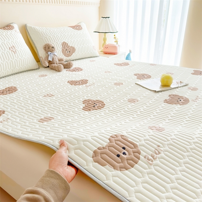 91家纺网 家纺一手货源 找家纺 雯豆2025夏季新品0.4乳胶凉席平铺款三件套凉感丝小清新印花席梦思床罩 乳胶凉席-小熊仔1