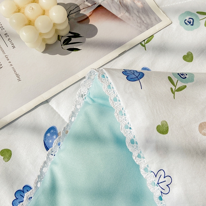 91家纺网 家纺一手货源 找家纺 鑫贝阳 2025新款亲肤水洗棉小花边印花夏被 蘑菇森林