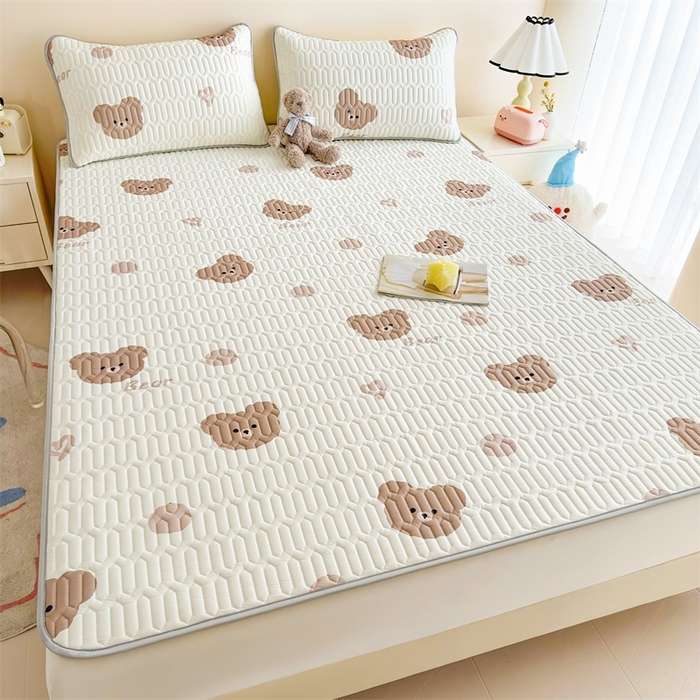 91家纺网 家纺一手货源 找家纺 雯豆2025夏季新品0.4乳胶凉席平铺款三件套凉感丝小清新印花席梦思床罩 乳胶凉席-小熊仔1