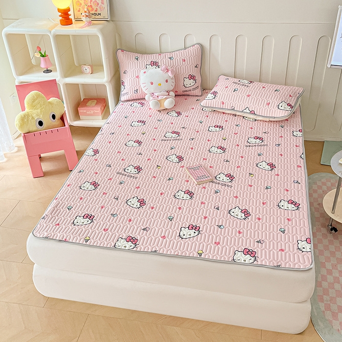 91家纺网 家纺一手货源 找家纺 金爱家2025新款A类三丽鸥高品质可组合凉感丝乳胶席牛奶丝针织棉软糯夏被四件套 乳胶席-粉粉甜筒kitty