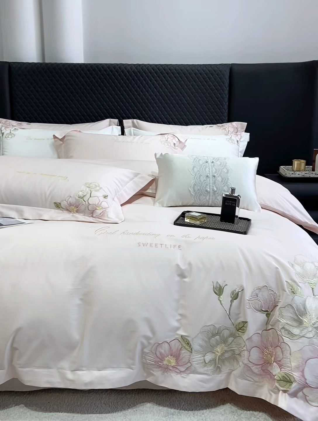 91家纺网 家纺一手货源 找家纺 绒棉世家 2025新款100支贡缎长绒棉刺绣工艺款四件套 花曼-粉