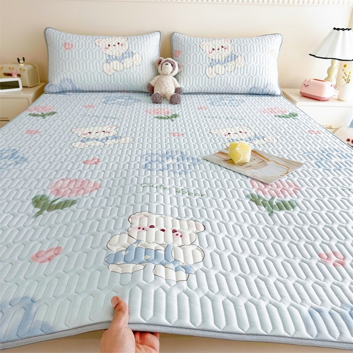 91家纺网 家纺一手货源 找家纺 雯豆2025夏季新品0.4乳胶凉席平铺款三件套凉感丝小清新印花席梦思床罩 乳胶凉席-元气满满