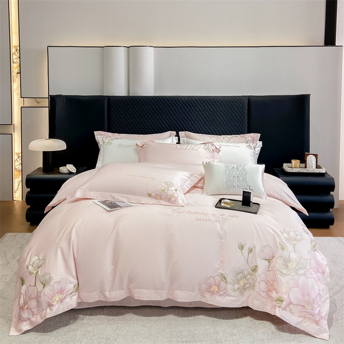 91家纺网 家纺一手货源 找家纺 绒棉世家 2025新款100支贡缎长绒棉刺绣工艺款四件套 花曼-粉